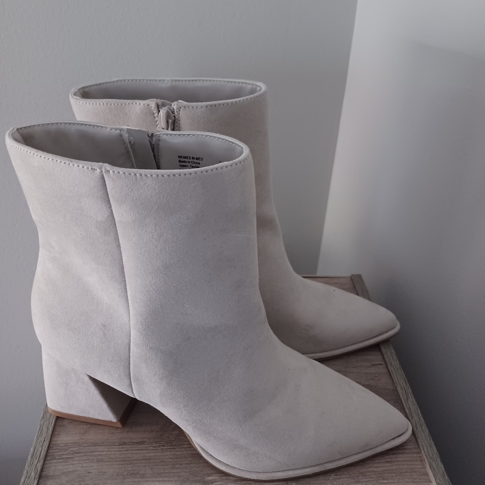 Sonoma Block Heel Boots Beige Sz 9.5
